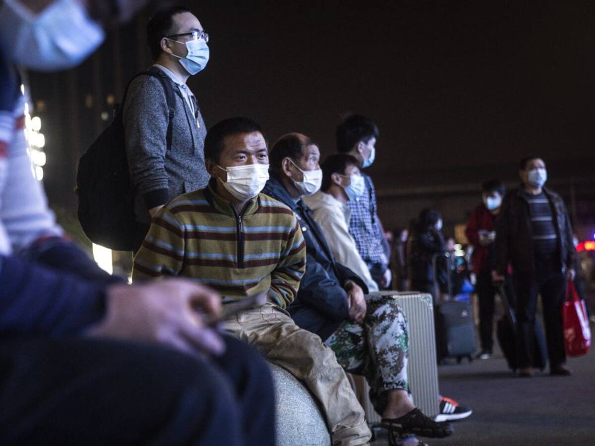 Miles de personas abandonan Wuhan tras fin de confinamiento