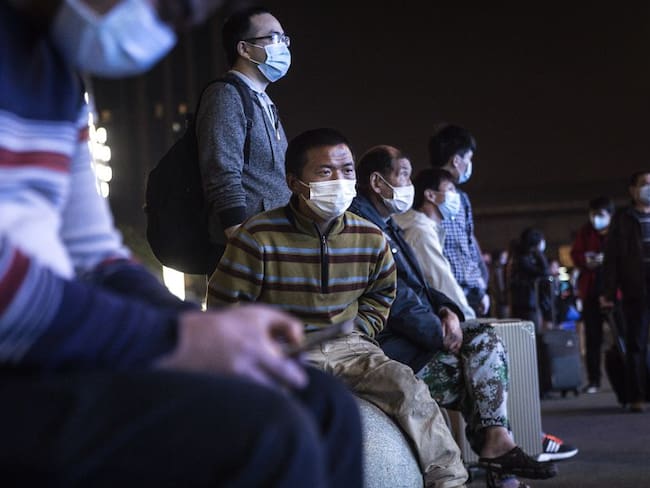 Miles de personas abandonan Wuhan tras fin de confinamiento