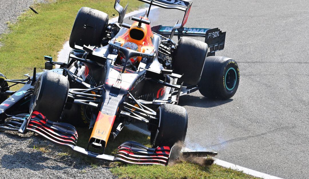 El momento en el que el choque de Verstappen queda sobre el choque de Hamilton.