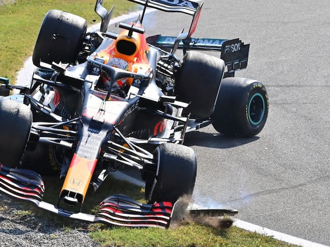 El momento en el que el choque de Verstappen queda sobre el choque de Hamilton.