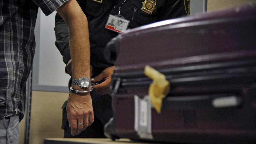 Varios empleados de una aerolínea habrían aprovechado su trabajo en la terminal para trasladar cocaína en chalecos hasta las salas de abordaje. Foto: Getty Images