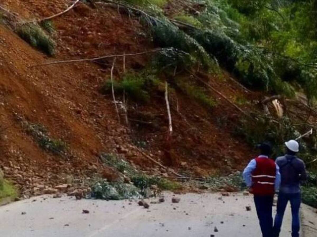 Sobre una rampa están transitando los vehículos entre Risaralda y Chocó