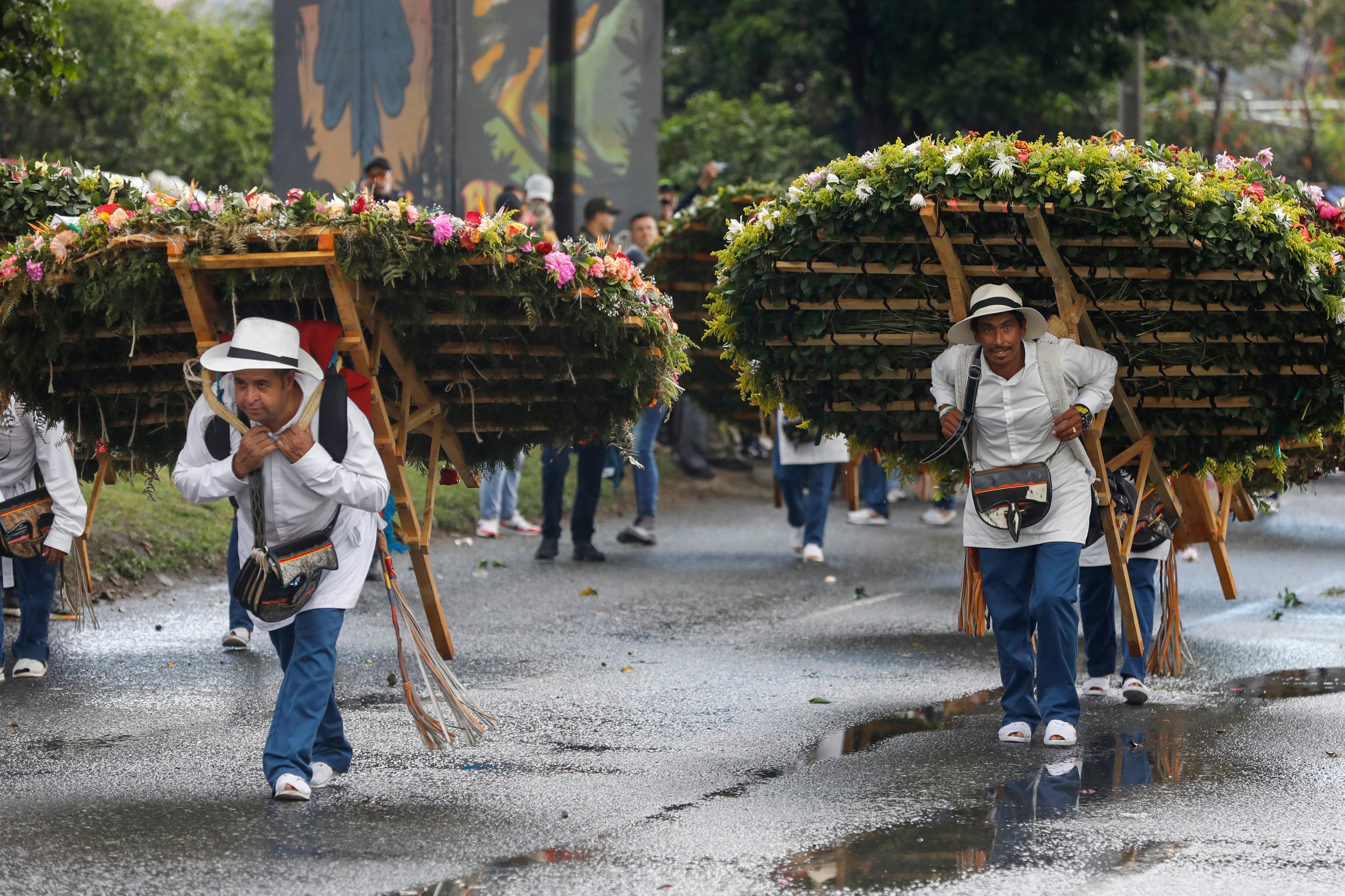 AME9789. MEDELLÍN (COLOMBIA), 11/08/2024.- Silleteros participan en la edición 67 del Desfile de Silleteros de la Feria de las Flores este domingo, en Medellín (Colombia). Más de 500 silleteros participan del tradicional desfile que se divide en las categorías: tradicional, monumental, emblemática, artística, comercial e infantil. EFE/ Luis Eduardo Noriega Arboleda