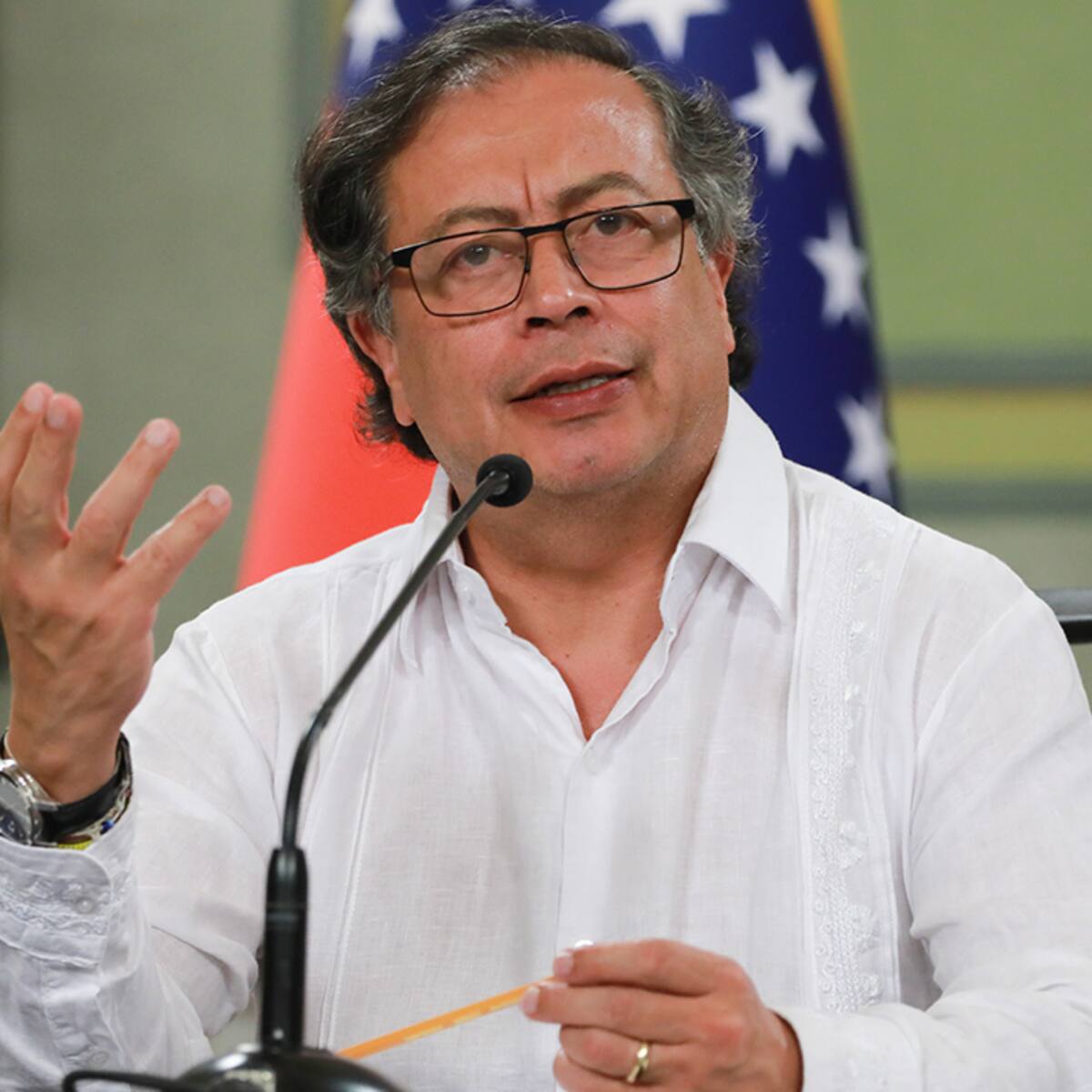 Partido liberal debe decidir si se mantiene en la corriente neoliberal a lo Milei: Petro