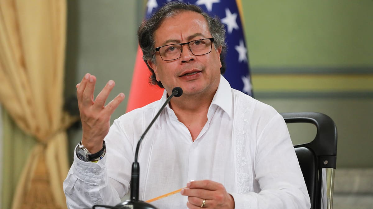 Comprar casas cerca a cárceles y bloquear señal de celular: Petro para frenar extorsiones