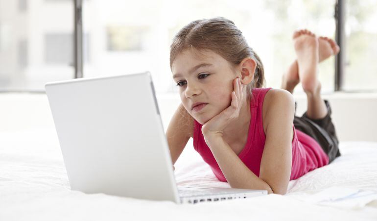 Viendo el computador.