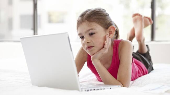 Viendo el computador.