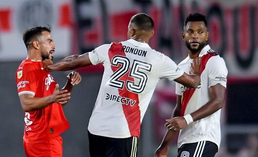 Miguel Borja de River Plate es contenido por su compañero Salomón Rondón (Photo by Marcelo Endelli/Getty Images)