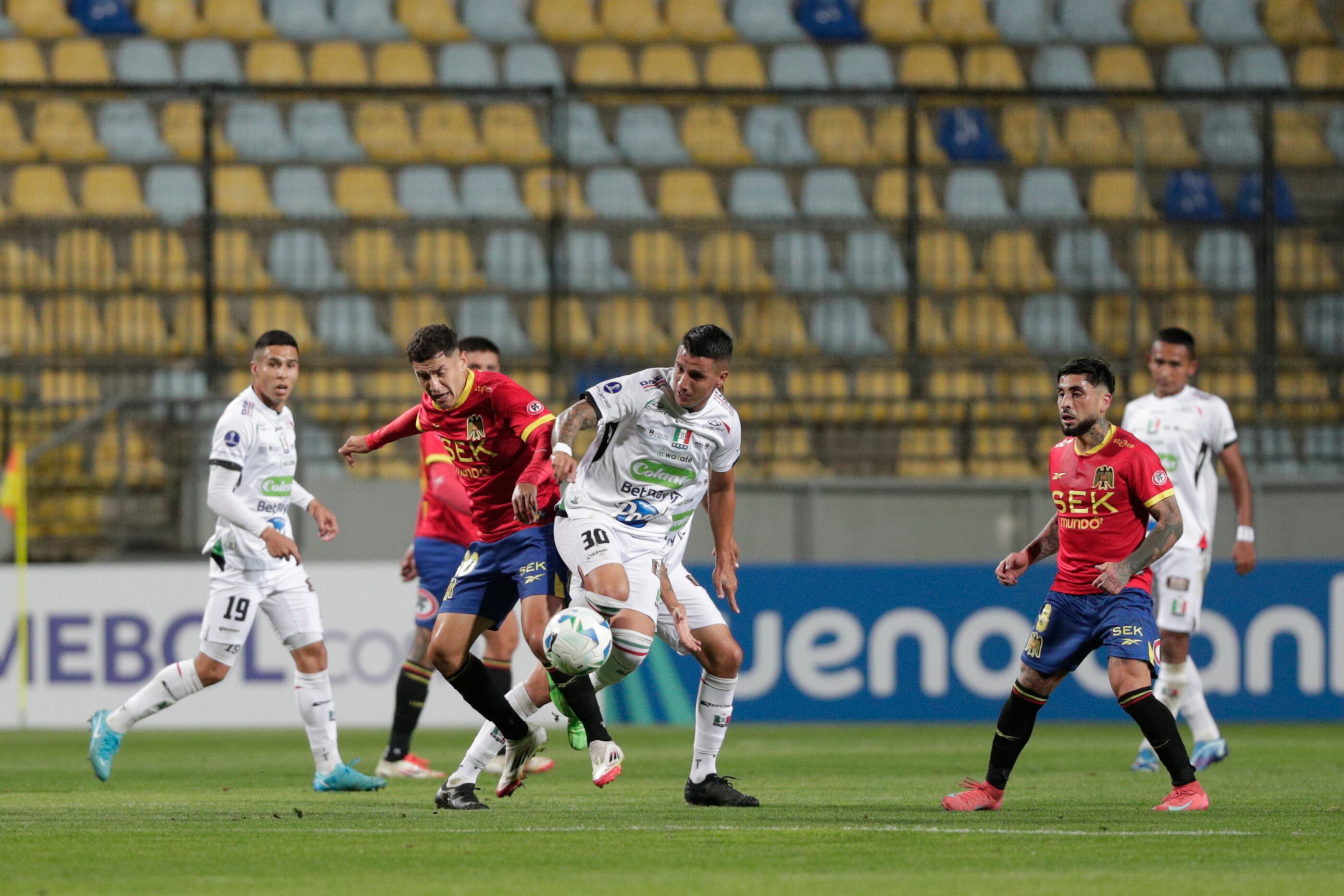 Matías Marín (i) de Unión Española disputa el balón con Hugo Dorrego de Once Caldas este miércoles, durante un partido de la fase de grupos de la Copa Sudamericana en el estadio Sausalito, en Viña del Mar (Chile).  EFE/ Adriana Thomasa