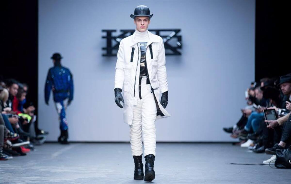 Una serie de modelos presentan la colección de otoño, invierno 2015 en la semana de la moda masculina en Londres, Inglaterra, que se realizará hasta el próximo 12 de enero.