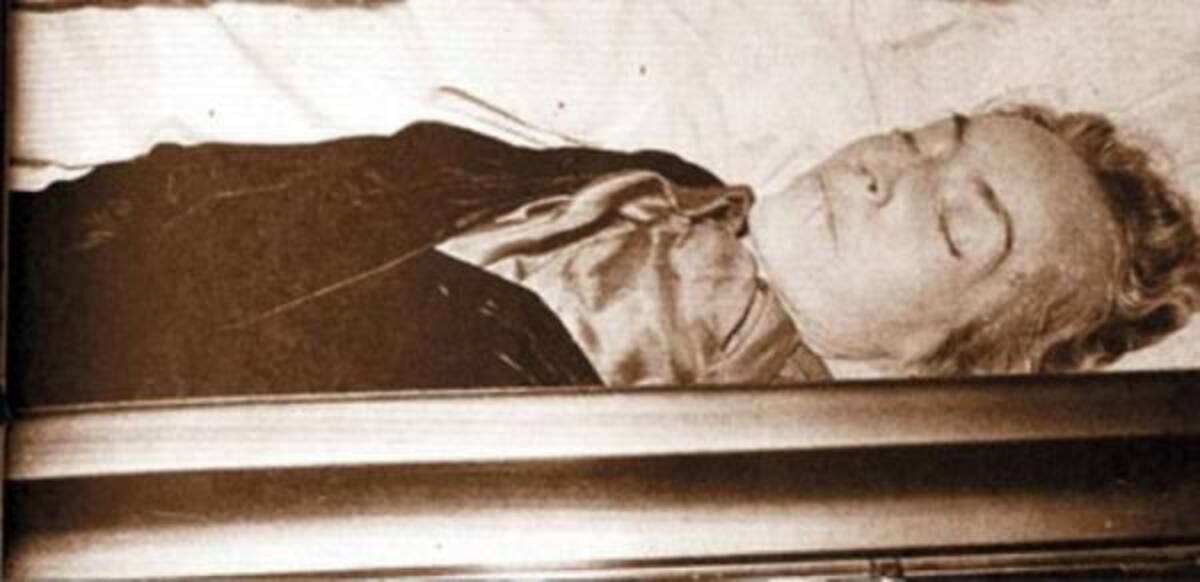 El domingo 7 de abril comenzará la exhumación de los restos del poeta chileno Pablo Neruda para determinar si murió a causa de un cáncer de próstata, como se ha creído hasta el momento, o si fue asesinado por el régimen de Augusto Pinochet por pertenecer al Partido Comunista, como asegura su exchofer.