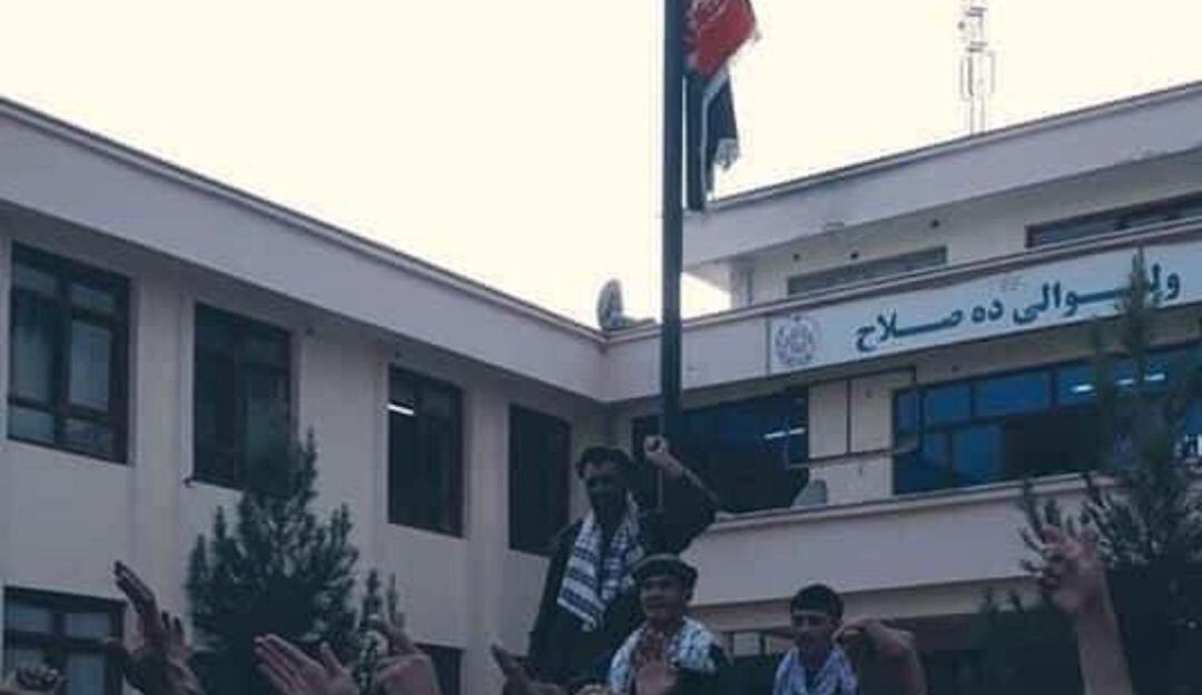 Miembros de la resistencia afgana vuelven a elevar la bandera en una de las provincias retomadas al norte del país. 