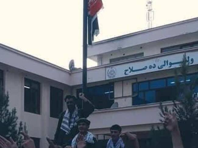Miembros de la resistencia afgana vuelven a elevar la bandera en una de las provincias retomadas al norte del país. 