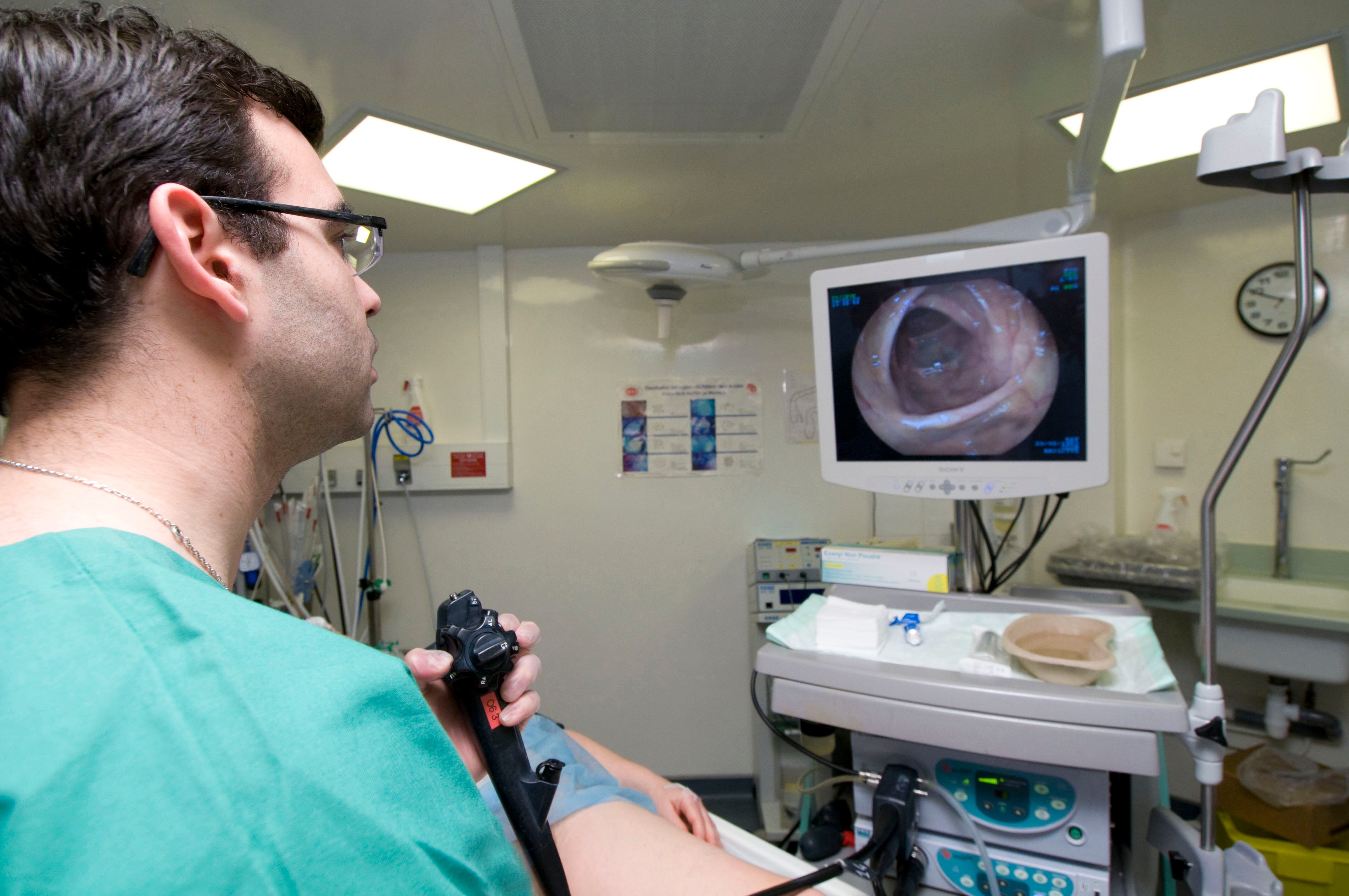 Colonoscopia en el hospital de San Luis en París, Francia.
(foto: BSIP/UIG Via Getty Images)