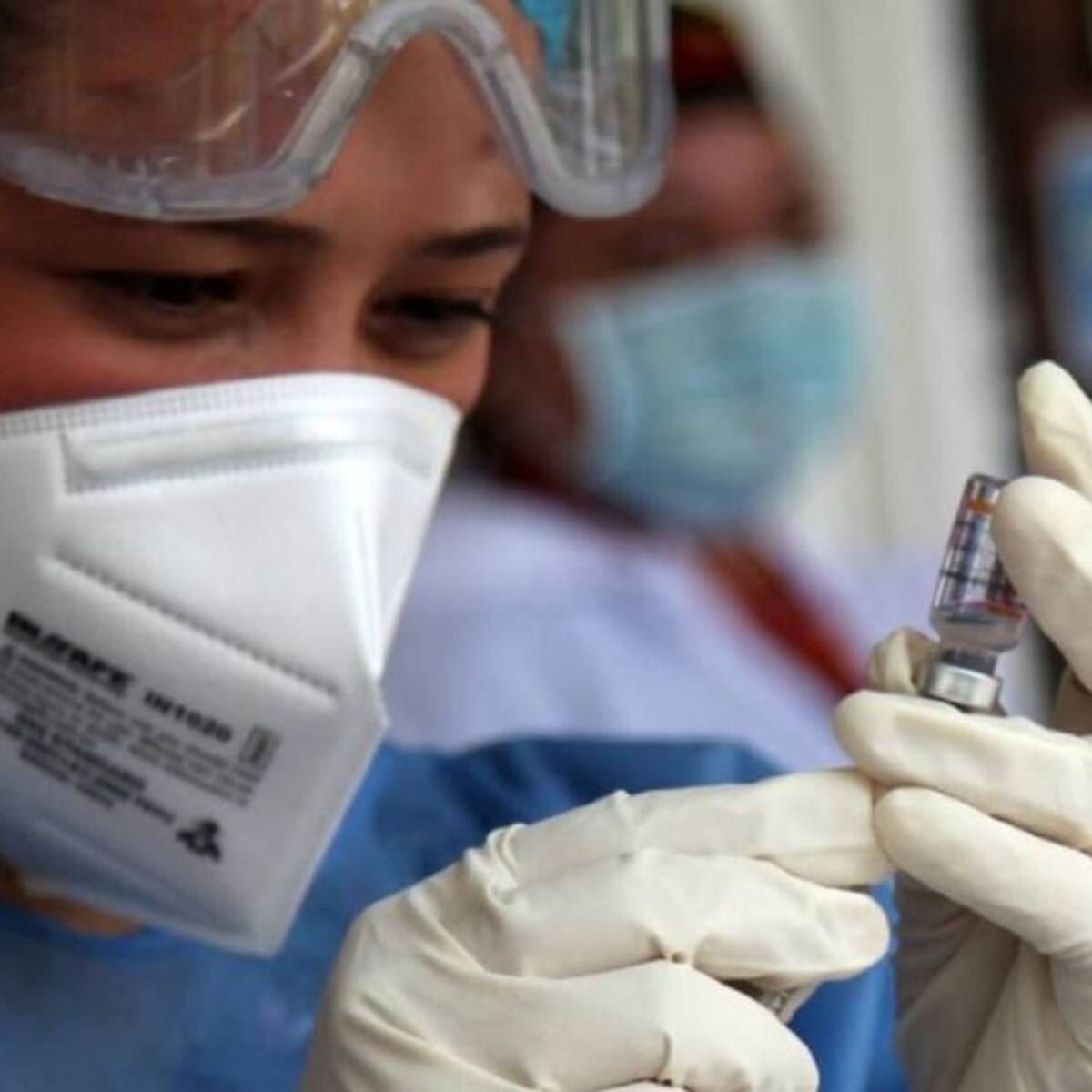 Médicos piden a jóvenes vacunarse al aumentar asintomáticos