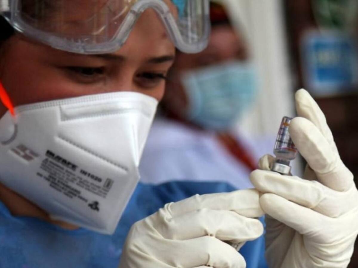 Médicos piden a jóvenes vacunarse al aumentar asintomáticos