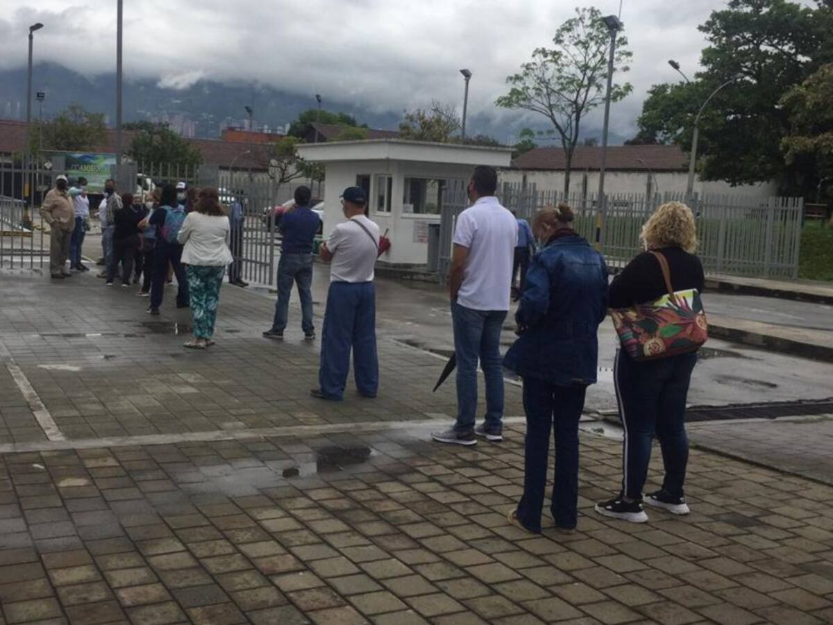 ¿Cómo va la vacunación en medio del toque de queda extendido en Medellín?