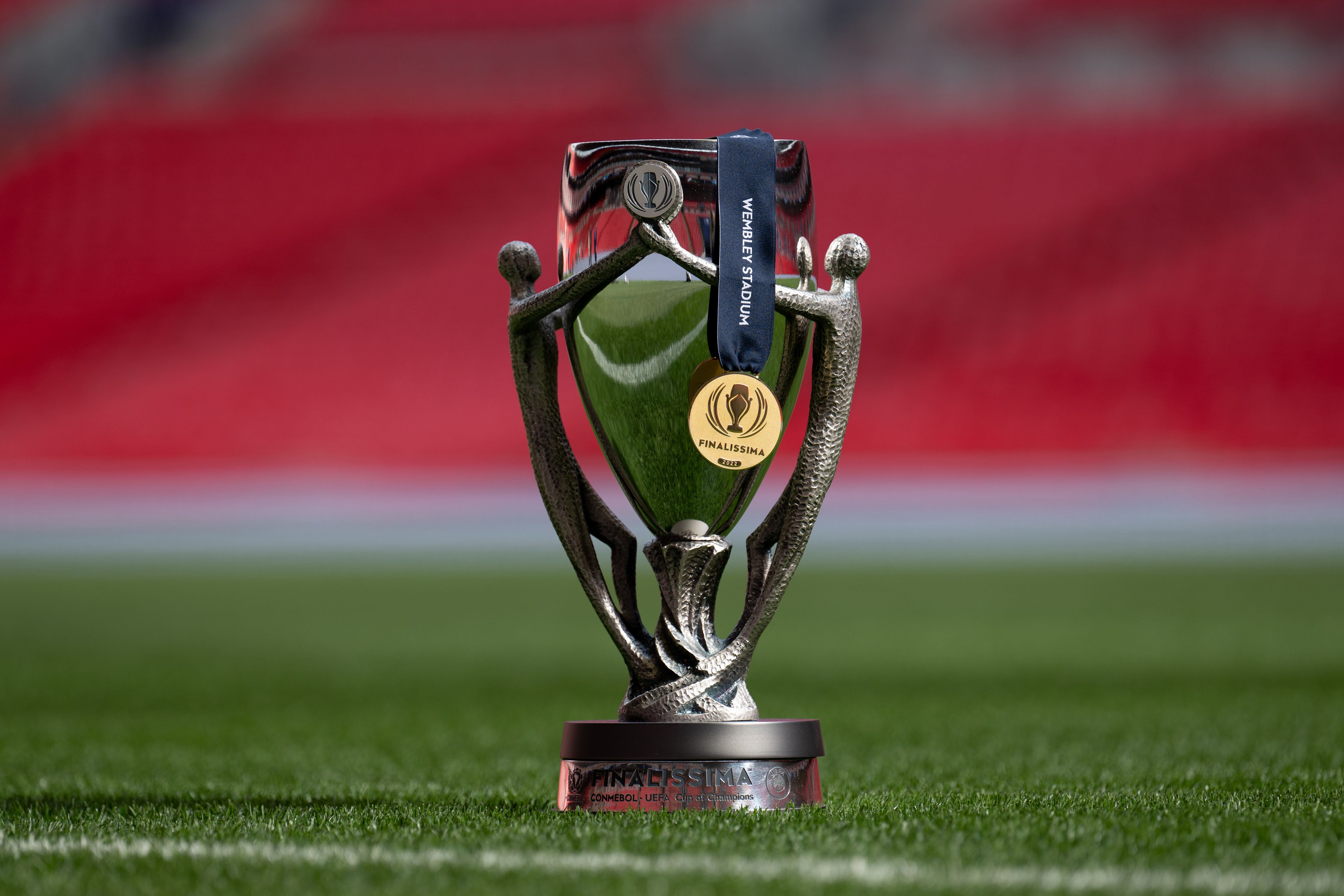 El trofeo de la Finalissima ganado por Argentina en el 2022. (Photo by Kristian Skeie - UEFA/UEFA via Getty Images)