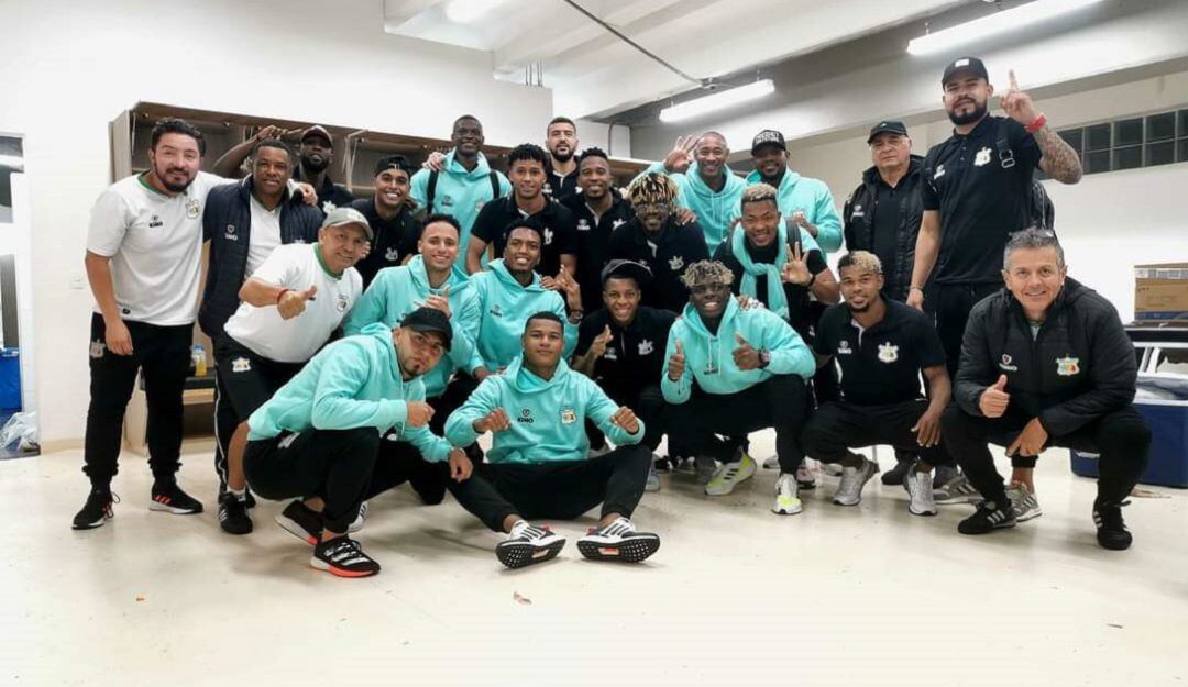 Jugadores y cuerpo técnico del Deportes Quindío luego de clasificar a la final del Torneo Dimayor