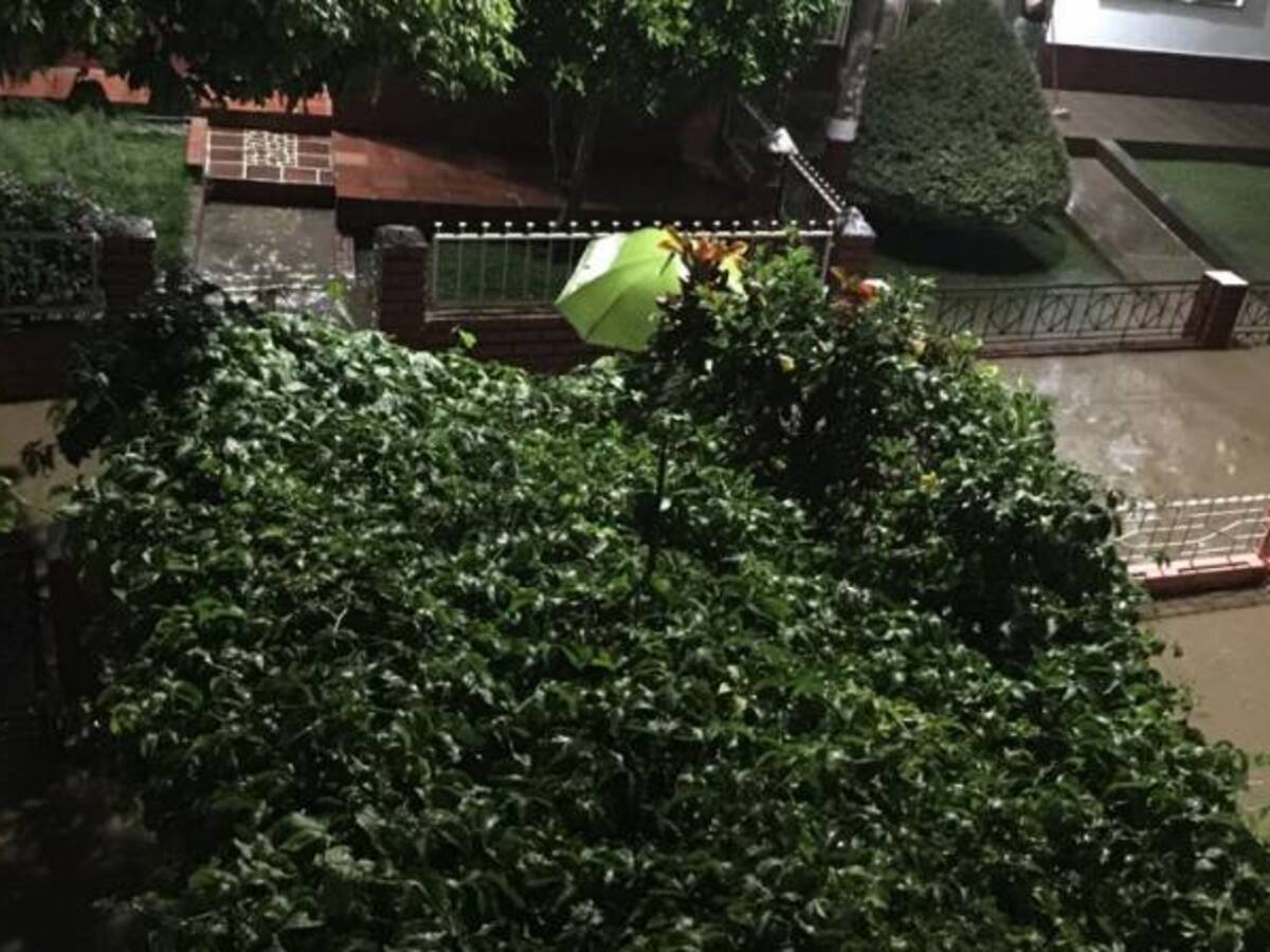 Un niño muere al caer un muro por lluvias en San Gil, Santander