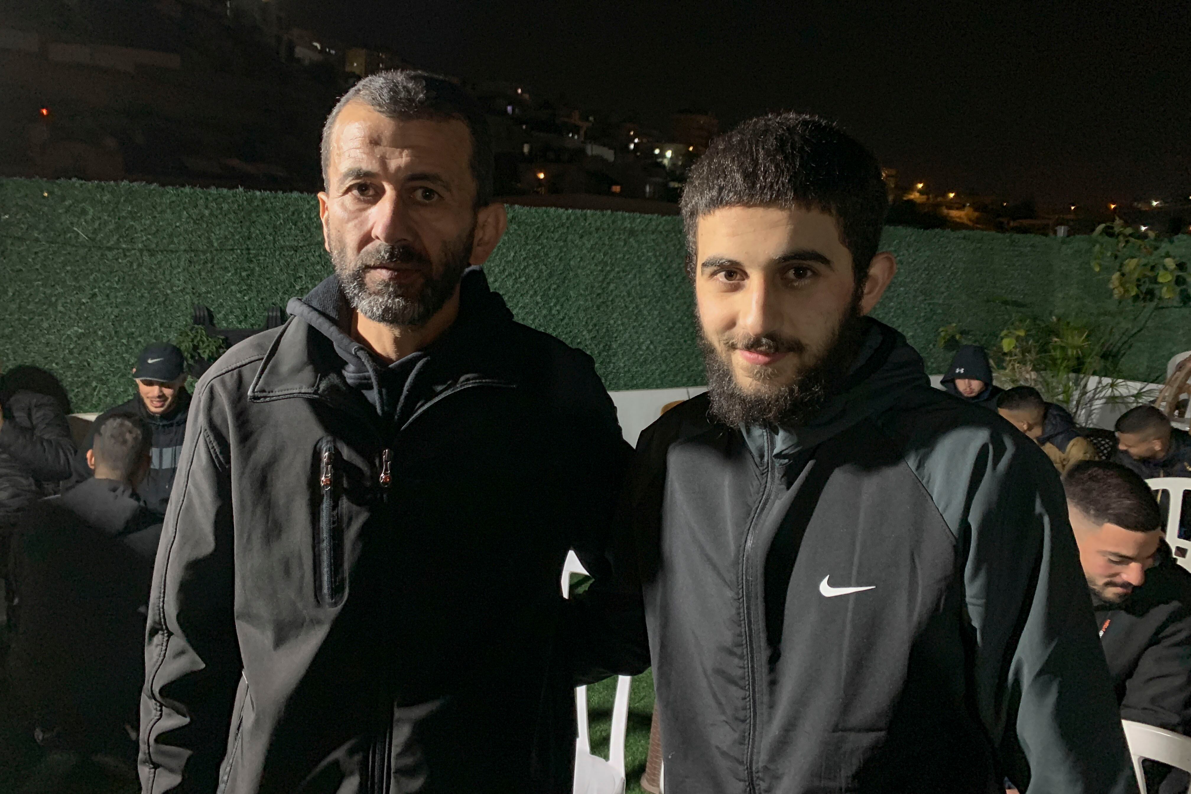 JERUSALÉN, 27/11/2023.- Imagen de Jalil Awar acompañado por su padre, menor palestino de 17 años liberado el lunes por Israel en virtud del canje de rehenes israelíes por presos palestinos pactado con Hamás, tras pasar un año y medio en la cárcel. EFE / Joan Mas.