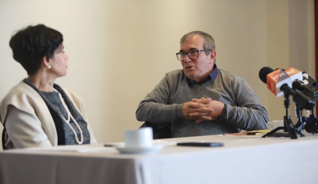 Rodrigo Londoño, ex jefe de las Farc y Bertha Lucía Fríes, representante de víctimas conversan sobre reconciliación | Cortesía: Alejandro Niño