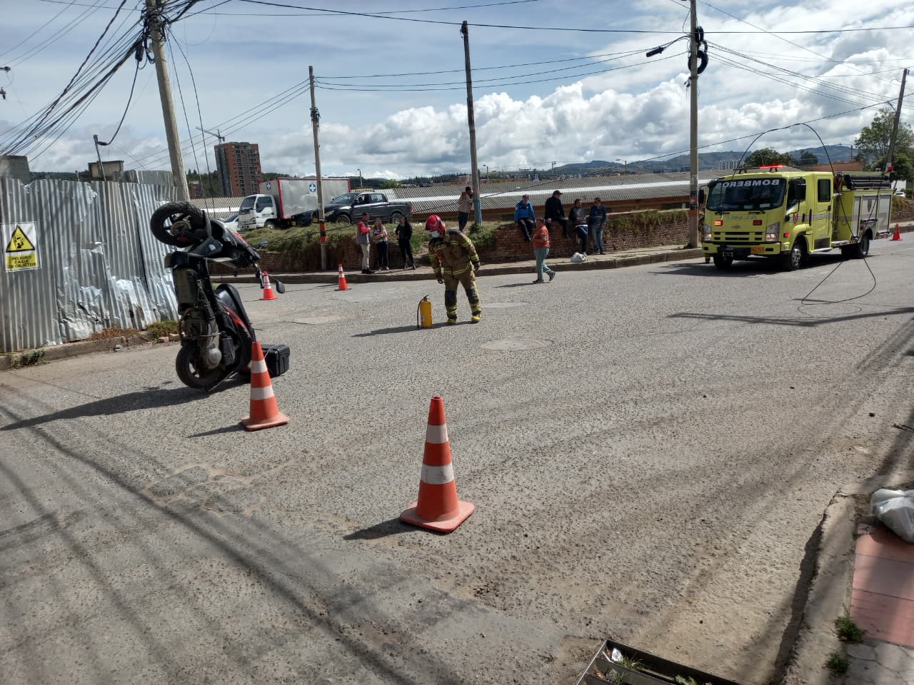 Motocicleta quedó colgada de cables en el norte de Tunja