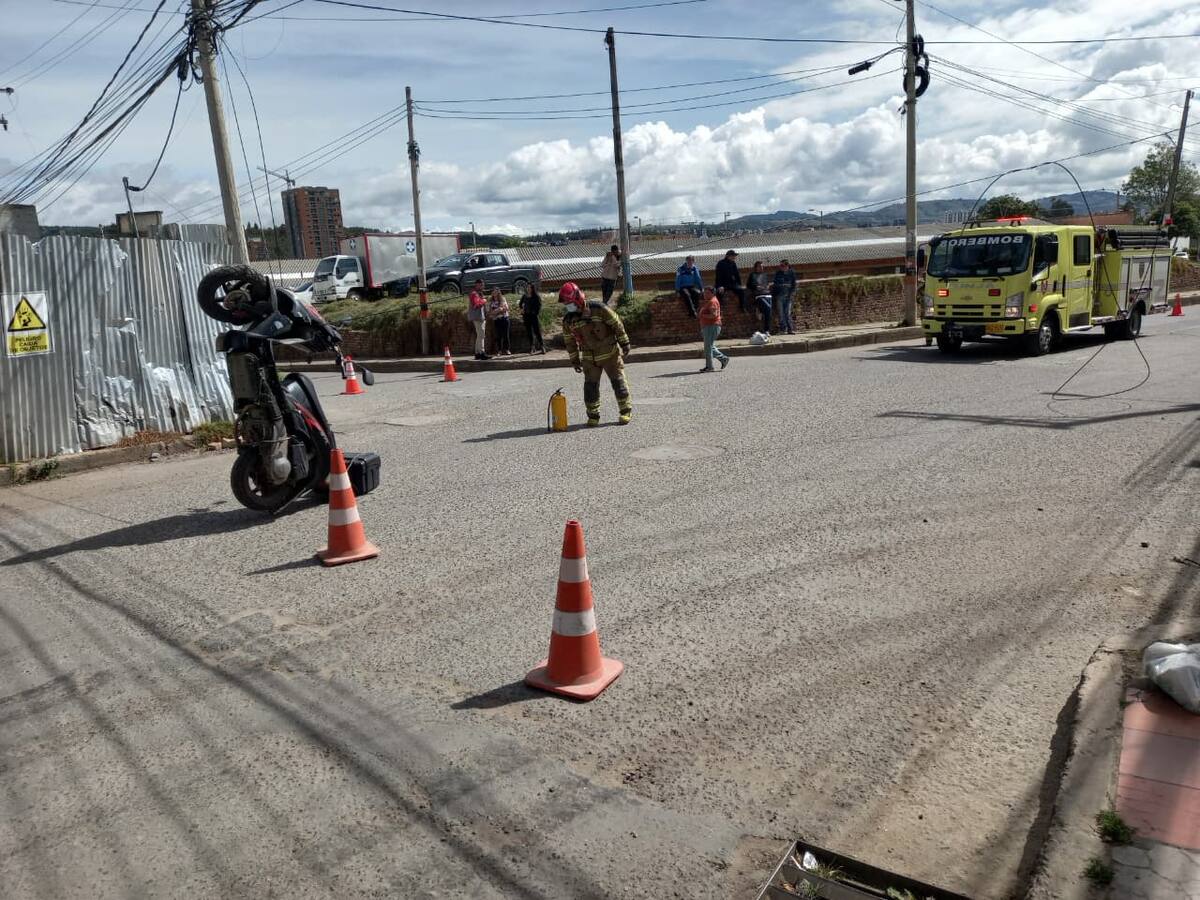 Insólito accidente en Tunja: motocicleta quedó suspendida en el aire por cables