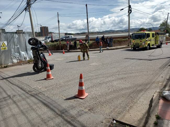 Motocicleta quedó colgada de cables en el norte de Tunja