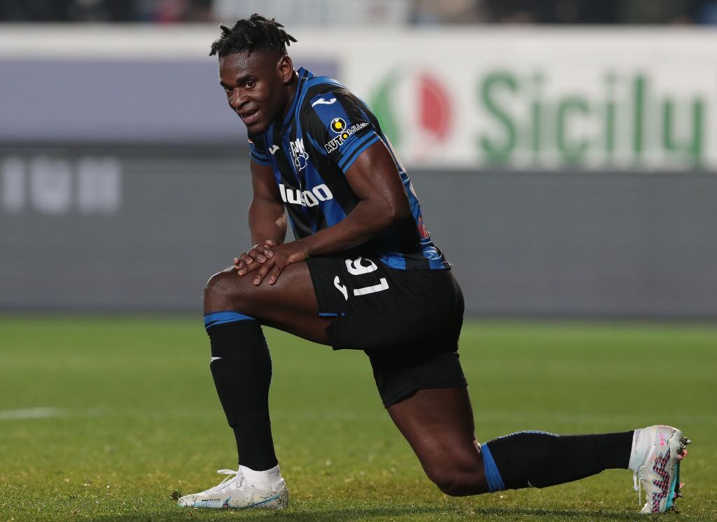 Duván Zapata en partido con el Atalanta (Photo by Emilio Andreoli/Getty Images)