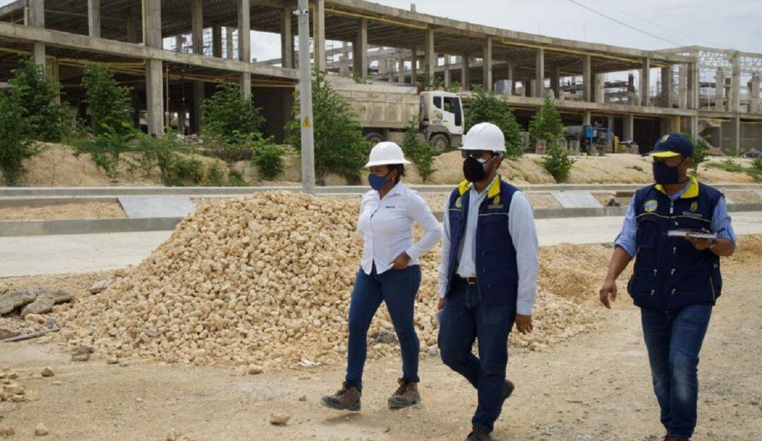 Al parecer, no se estaba cumpliendo con la limpieza de las llantas de los vehículos que salen de la obra y con la correcta disposición de residuos