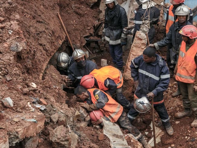 Rescate de personas atrapadas por deslizamientos en Madagascar. 