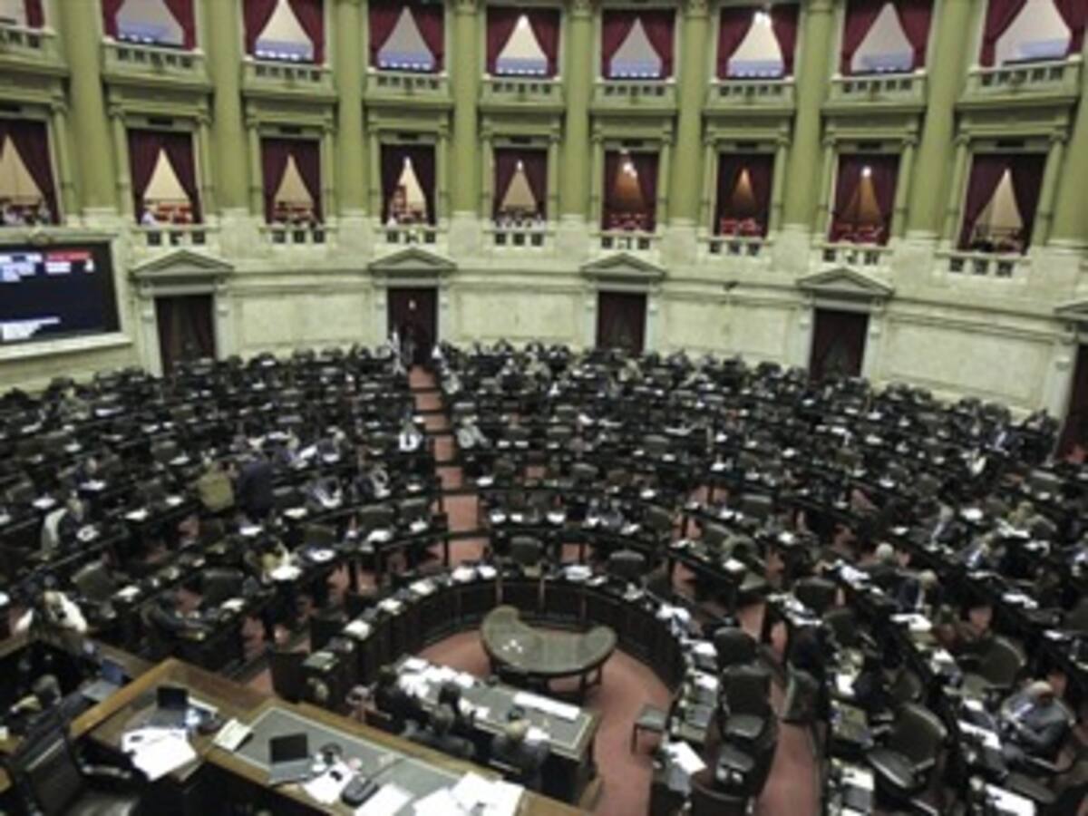 Kirchnerismo sufre dura derrota en comicios legislativos en Argentina