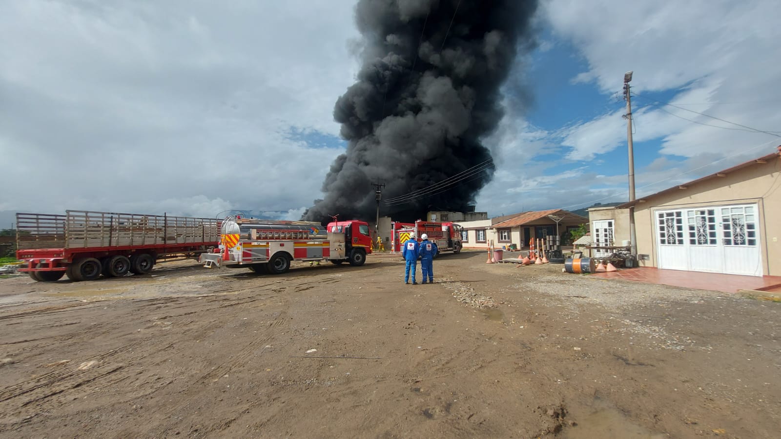 Un incendio en una fábrica de colchones se presentó este domingo en la vereda Siatame, en límites entre los municipios de Sogamoso y Nobsa en Boyacá / Foto: Suministrada.