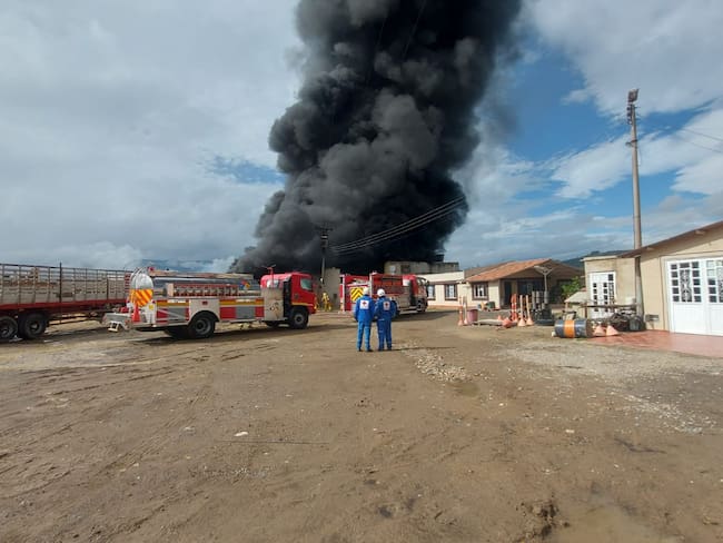 Un incendio en una fábrica de colchones se presentó este domingo en la vereda Siatame, en límites entre los municipios de Sogamoso y Nobsa en Boyacá / Foto: Suministrada.