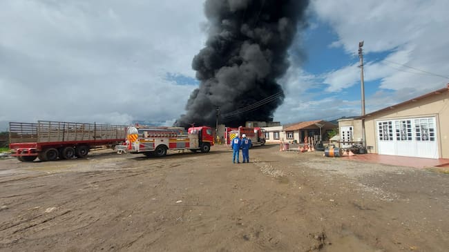 Un incendio en una fábrica de colchones se presentó este domingo en la vereda Siatame, en límites entre los municipios de Sogamoso y Nobsa en Boyacá / Foto: Suministrada.