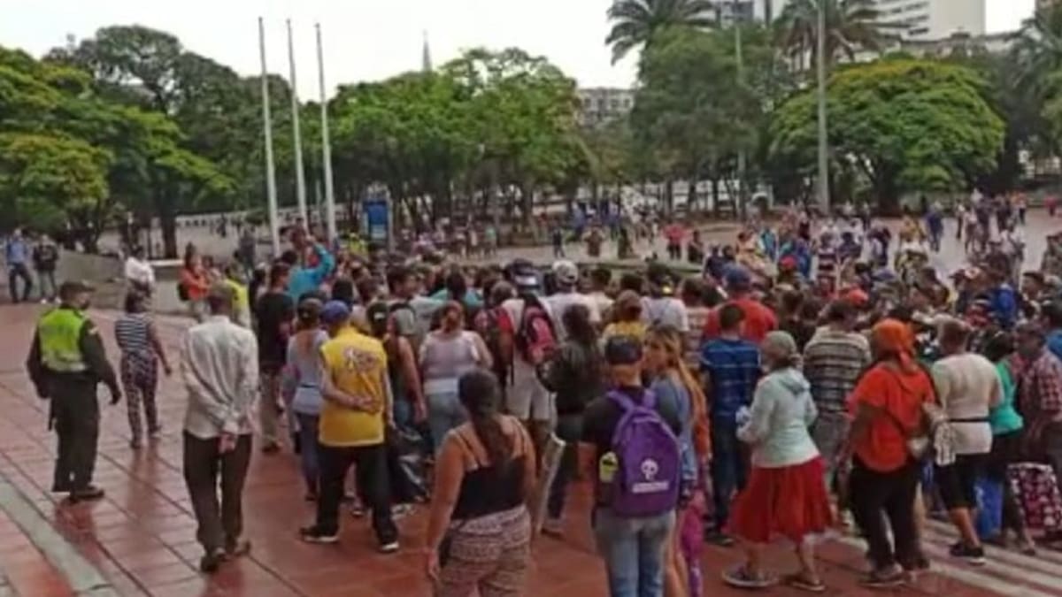 Centenares de personas se presentaron frente a la alcaldía pidiendo ayudas
