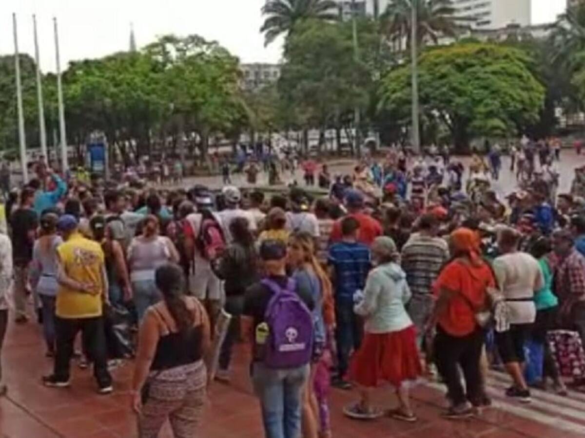 Centenares de personas se presentaron frente a la alcaldía pidiendo ayudas