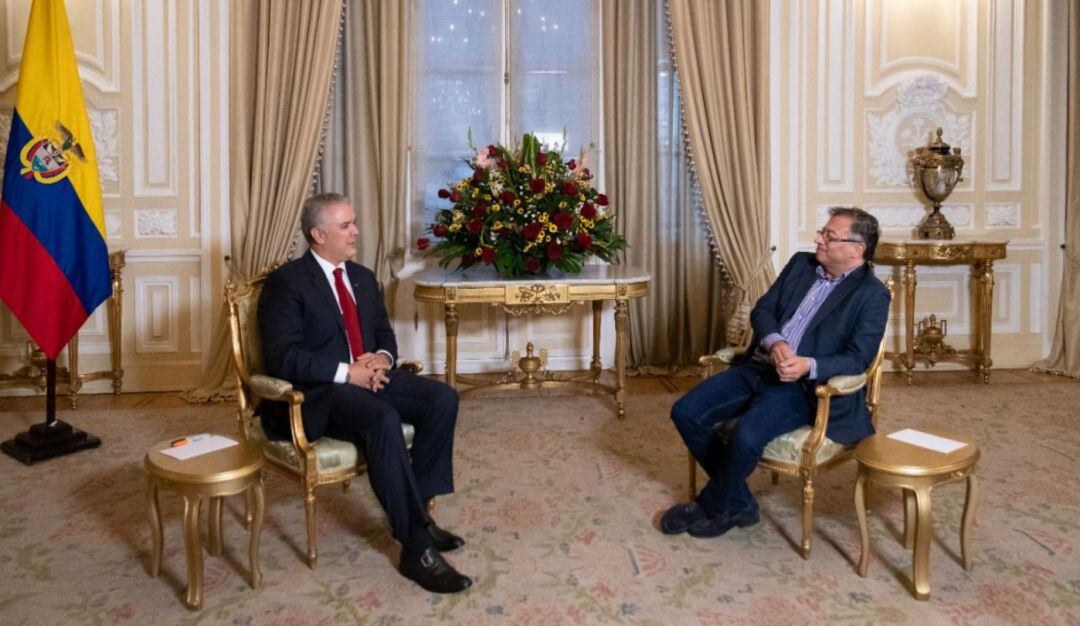 Iván Duque junto a Gustavo Petro. 