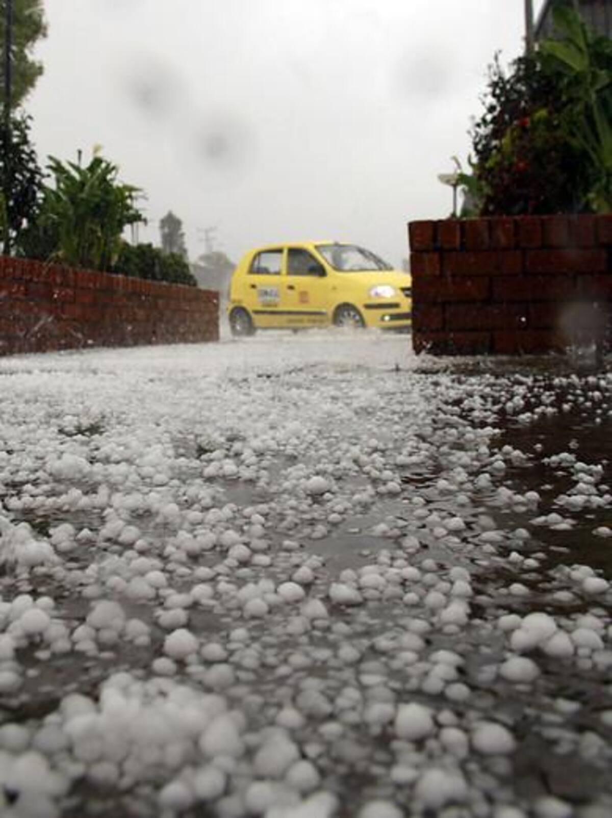 El barrio más afectado por el granizo es Alamos Norte, que presenta grandes cantidades de hielo en las calles y encharcamientos en sus vías.