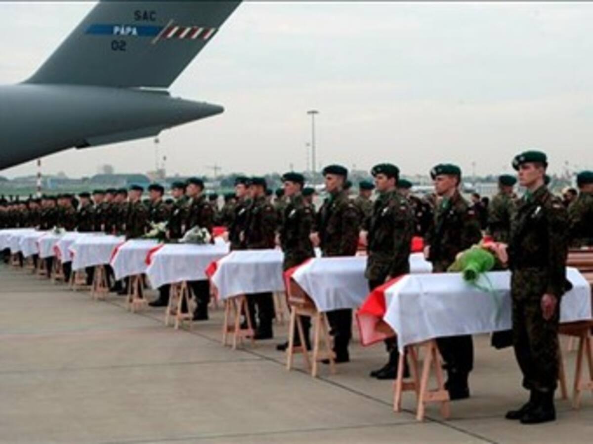 Llegan a Varsovia los restos mortales de 30 de los fallecidos en Smolensk