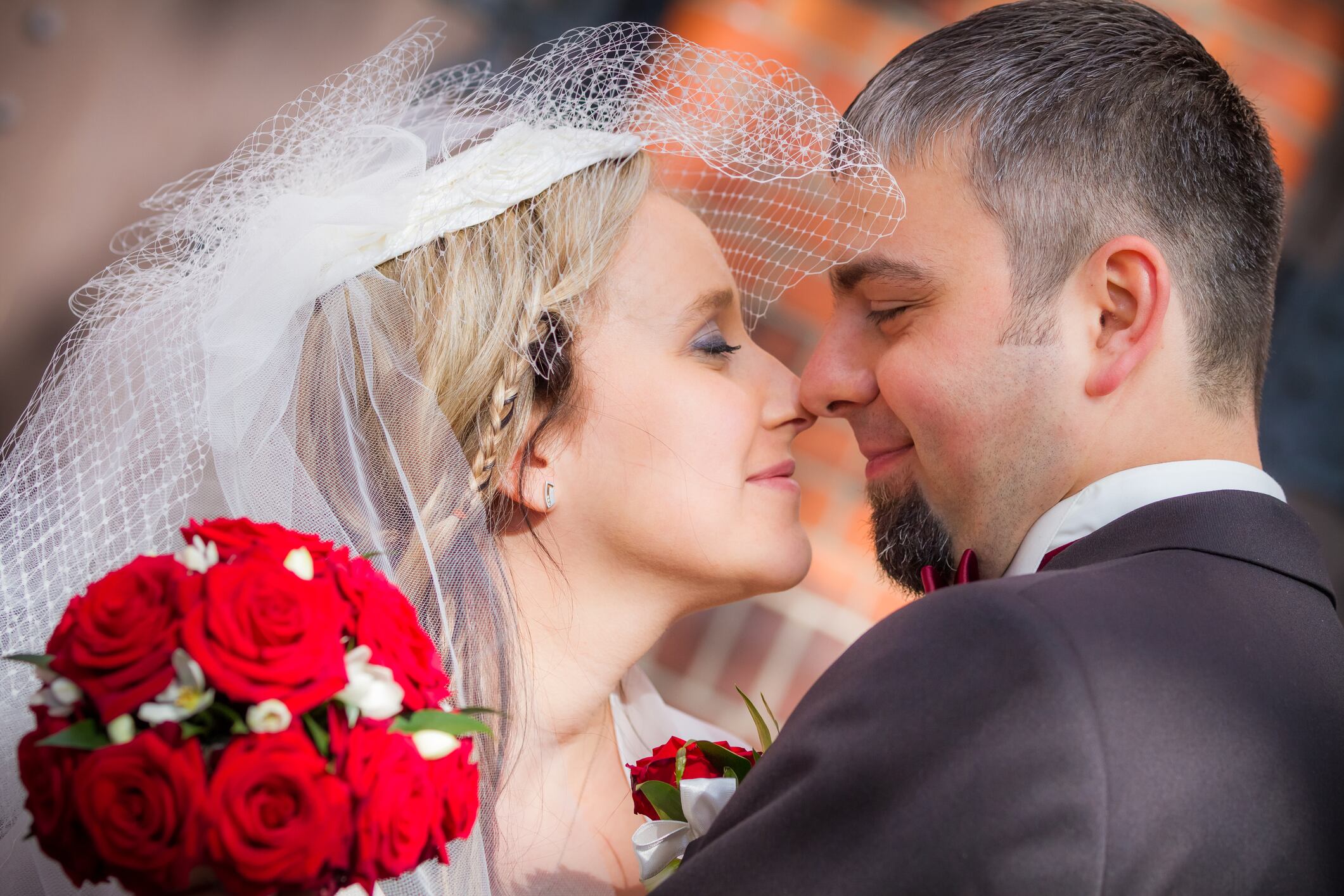 Mujer no besó al novio en el matrimonio porque estaba su papá: “pa, tápate los ojos” // Getty Images