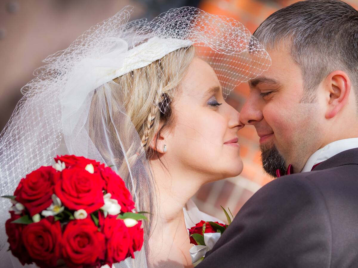 Mujer no besó al novio en el matrimonio porque estaba su papá: “pa, tápate los ojos”