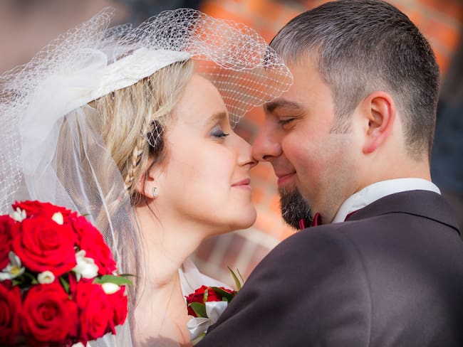 Mujer no besó al novio en el matrimonio porque estaba su papá: “pa, tápate los ojos” // Getty Images