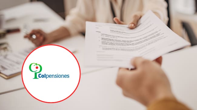 Persona entregando un documento para un trámite administrativo y de fondo el logo de Colpensiones (Fotos vía Getty Images y COLPRENSA)