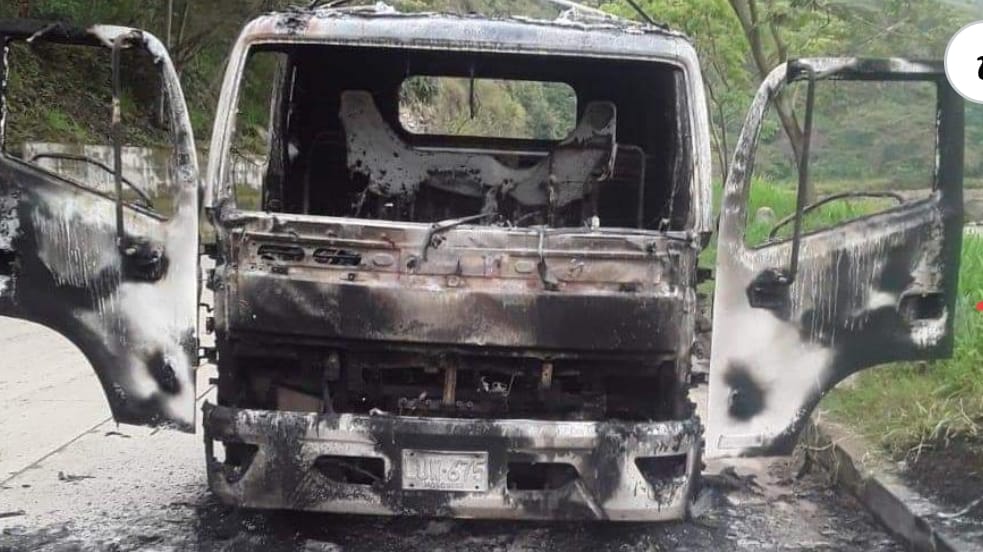 En La Plata-Huila, queman vehículo.