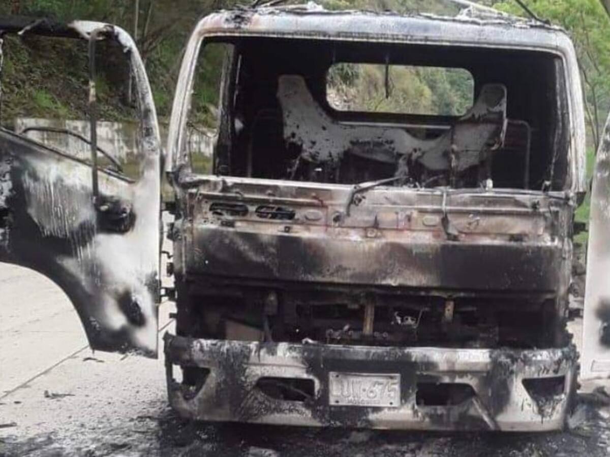 Autoridades en el Huila, investigan quema de vehículo tipo furgón