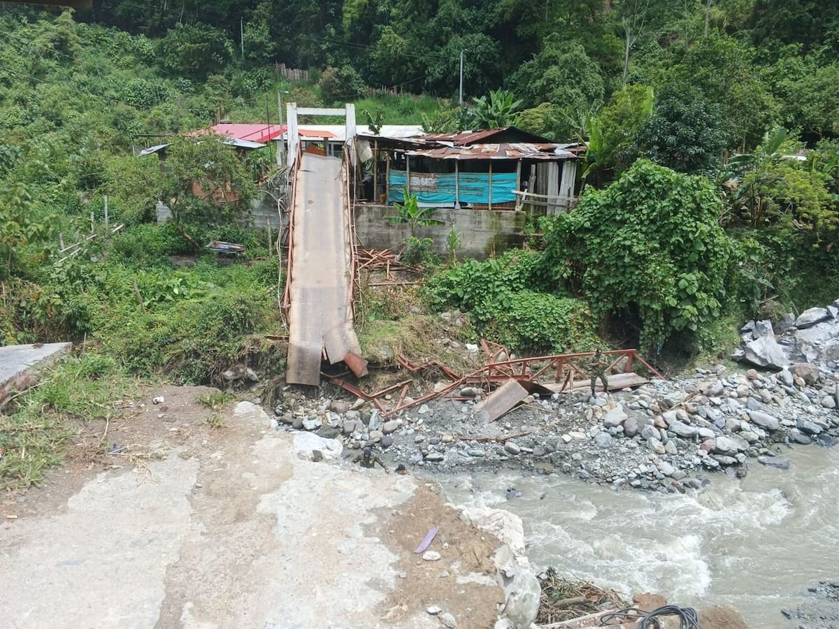 Más de 150 familias siguen incomunicadas por la caída del puente de Pico de Oro en Ibagué