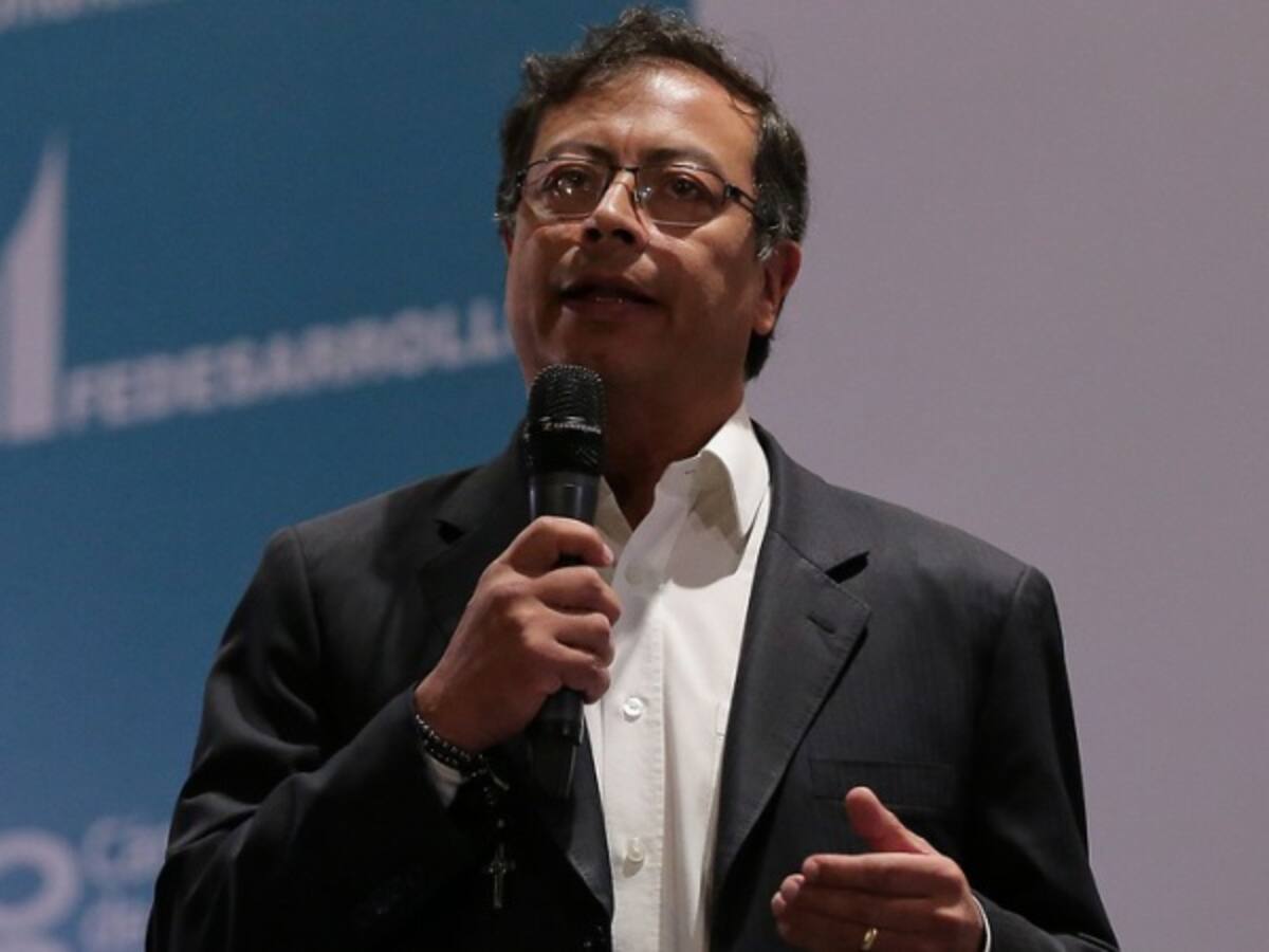 Petro pide a los colombianos respeto por el expresidente Uribe