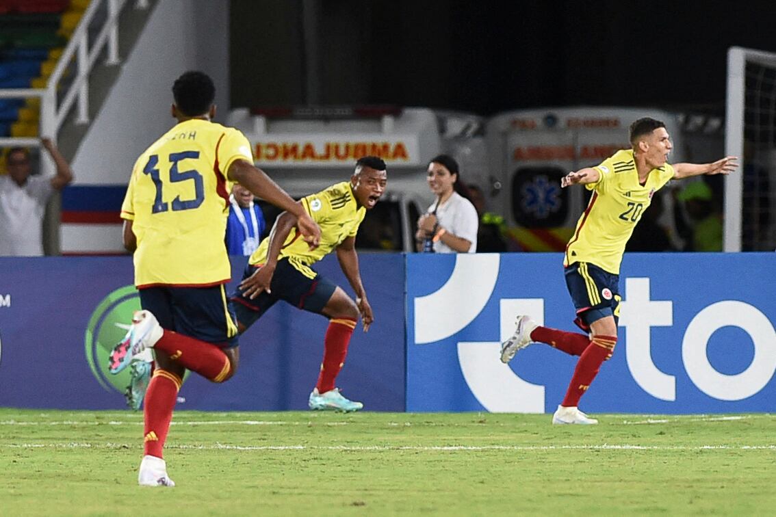 Oscar Cortés jugador de la Selección Colombia celebrando con sus compañeros. (Photo by JOAQUIN SARMIENTO / AFP) (Photo by JOAQUIN SARMIENTO/AFP via Getty Images)